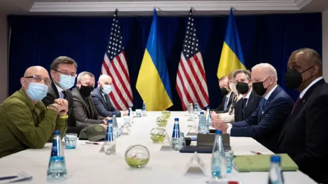 بايدن (الثاني من على يمين الصورة)