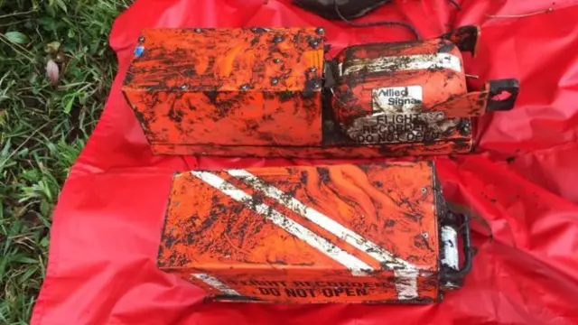 Las cajas negras encontradas en el área del accidente