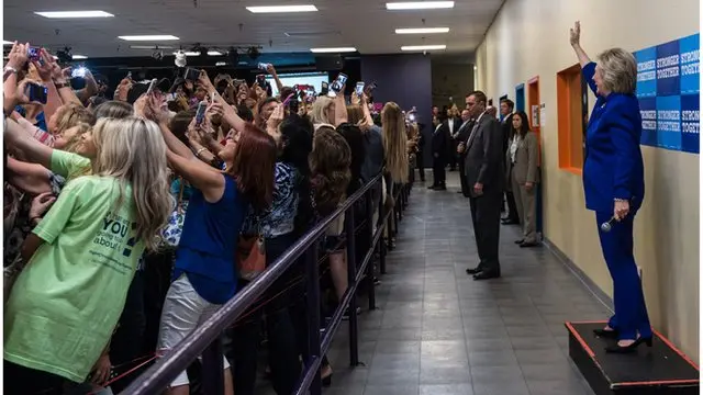 希拉里竞选总统期间集体自拍场景