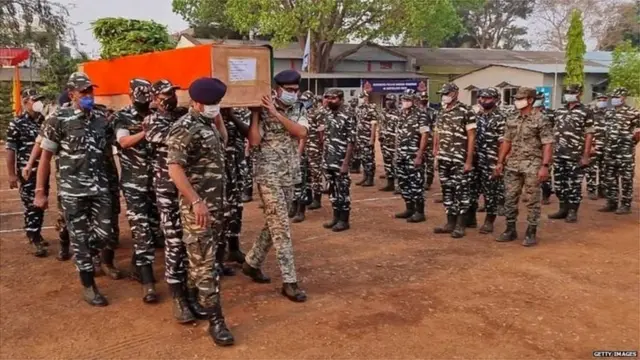 సహచరుల మృతదేహాలు మోసుకొస్తున్న జవాన్లు