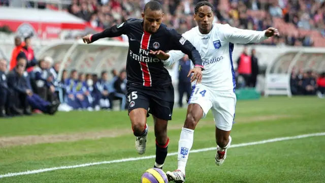 Bonaventure Kalou (ibumoso) mu mukino wahuzaga ikipe ye ya Paris Saint-Germain na AJ Auxerre muri shampiyona y'icyiciro cya mbere mu Bufaransa