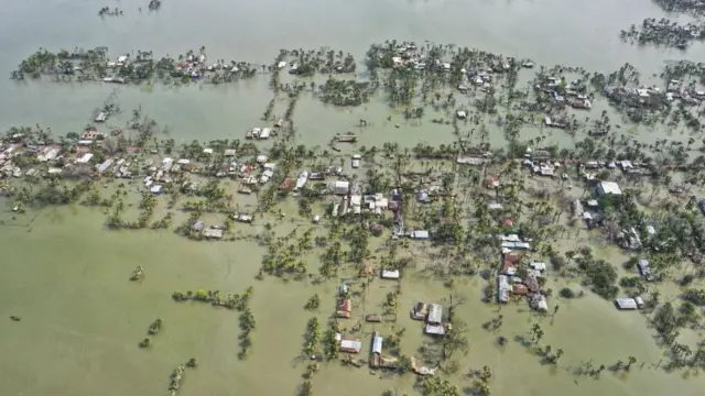 Enchentes na Índia eBangladesh