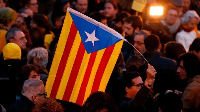 Демонстранты с флагом Каталонии