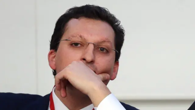 Mətbuatın yazdığına görə, Kirill Şamalov 2013-cü ildə Vladimir Putinin qızı ilə evlənəndə onun sərvəti birdən-birə 2 milyard dollar artıbmış.