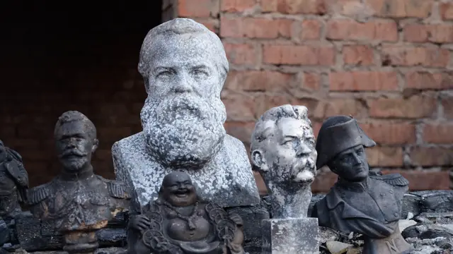 Обгоревшие скульптуры