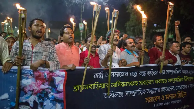 বাংলাদেশের নাসিরনগরে হিন্দুদের ওপর হামলার প্রতিবাদে ঢাকায় মশাল মিছিল। ২০১৬
