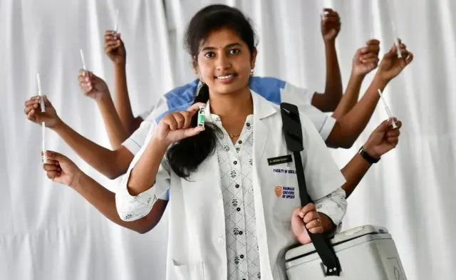 ભારતમાં કોરોના રસીના એકસો કરોડ ડોઝ પૂરા થયા ત્યારે તેની ઉજવણીના ભાગરૂપે ચાર નર્સોએ આ રીતે એક પાછળ એક ઊભા રહીને પોતાની ચતુર્ભૂજ તસવીર પડાવી હતી