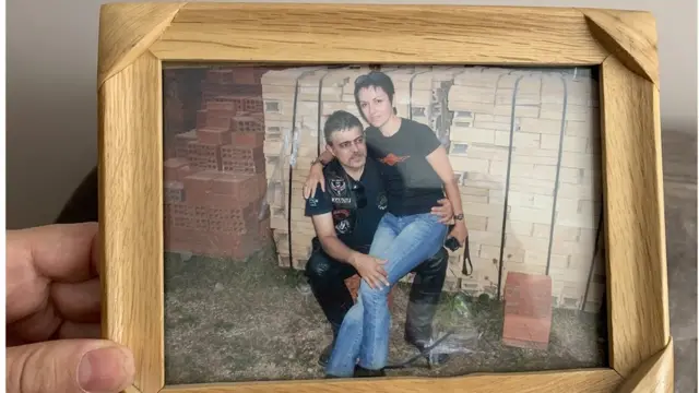 Slobodankina omiljena zajednička slika nje i muža, uprkos blokovima u pozadina, kaže kroz osmeh