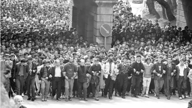 Каза тапкандарды жерге берүү зыйнатына миңдеген кишилер келген