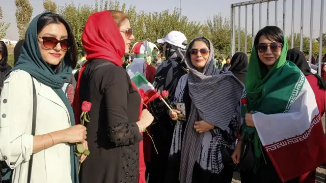 ایرانی خواتین تہران کے اسٹیڈیم میں میچ دیکھ رہی ہیں۔
