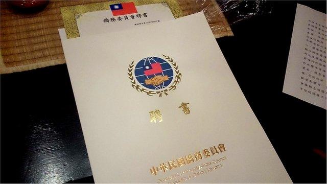 台湾侨委会每年以蓝绿平衡的方式，邀请侨民出任侨领的无给职，也就是没有薪资的职务。