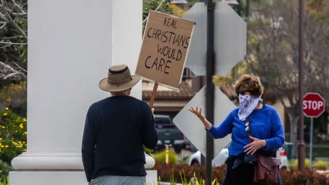 Protesta frente a iglesia en Estados Unidos.
