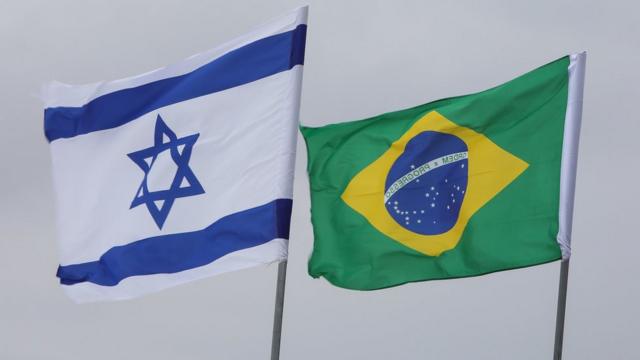 bandeiras hasteadas em cerimônia em israel