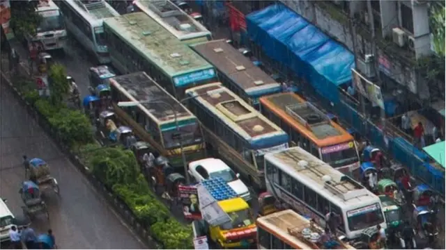 ঢাকার রাস্তায় পরিবহনের এমন চিত্র হরমাহামেশা দেখা যায়।