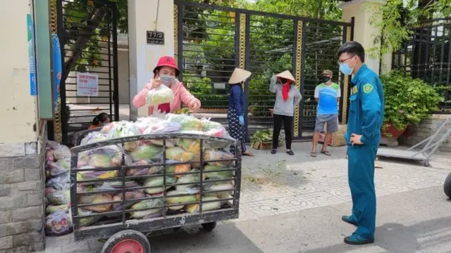 Rau cứu trợ đc chuyển tới cho công nhân nghèo