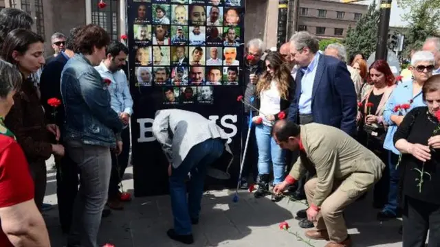 Ankara'da 10 Ekim 2015'teki barış mitingine yapılan saldırıda yaşamını yitirenler 1 Mayıs'ta karanfillerle anıldı