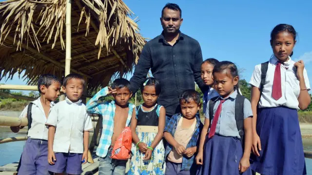 करिश्मा के गांव के बच्चे