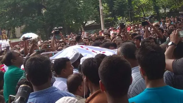 শহীদ মিনার থেকে নায়ক রাজ্জাকের মরদেহ নিয়ে যাওয়া হচ্ছে।