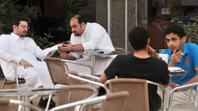 مردان سعودی در کافه