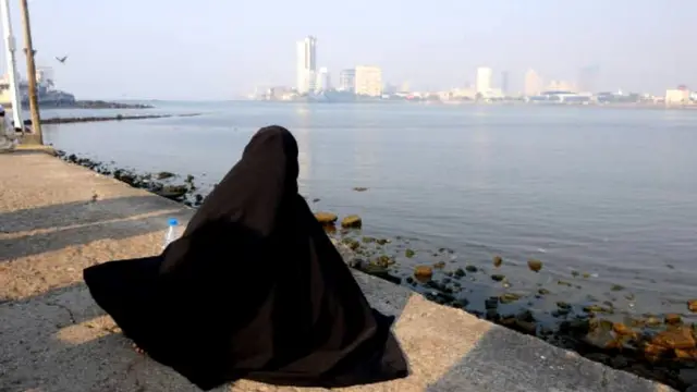 burka, Muslims, Muslim woman wearing a niqab veil, मुसलमान, मुस्लिम महिलाएं, बुर्का, नक़ाब
