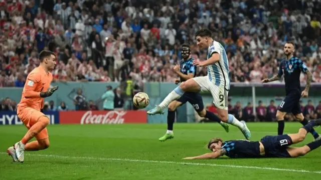 Julián Álvarez remata a gol