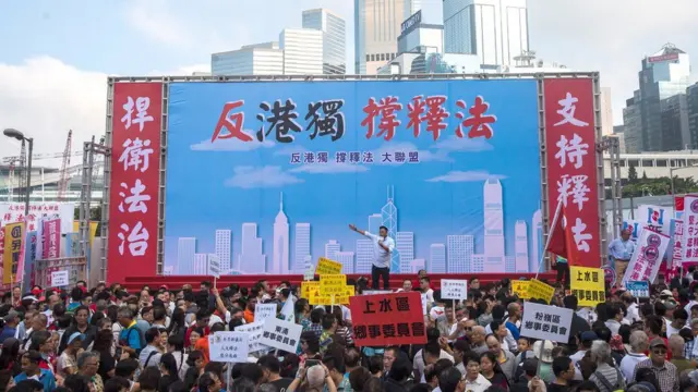 香港親北京群眾出席立法會前的反「港獨」集會（13/11/2016）