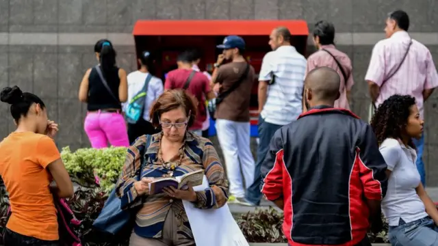 Personas afuera de un banco