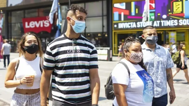 Varias personas con mascarilla en Nueva York