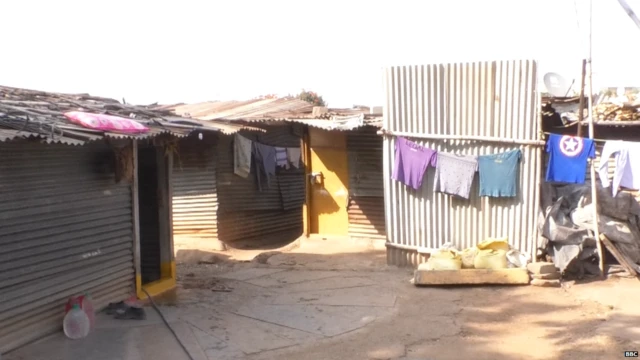 रेखाचे आजी-आजोबा बांधकाम मजूर म्हणून काम करतात.