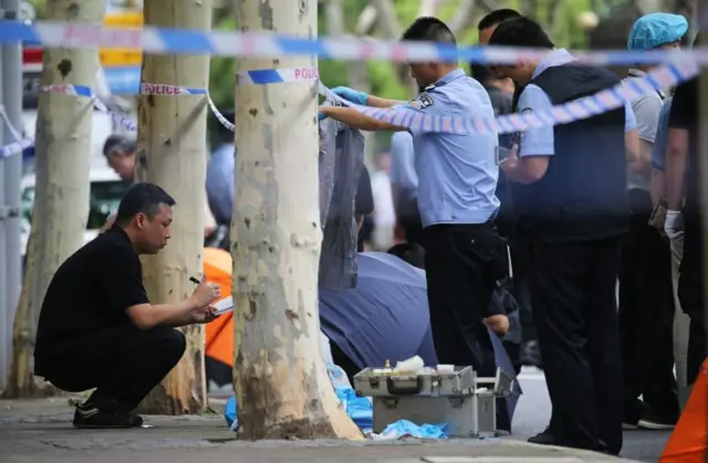 警察在命案现场拉起了警戒线。