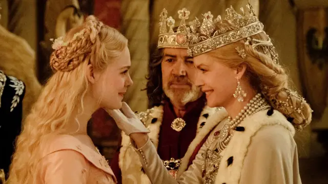 شاركت إيلي فانينغ وميشيل فايفر أيضا في فيلم "ماليفيسنت" عام 2014