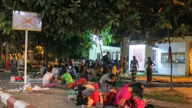 ပလက်ဖောင်းပေါ်အိပ်ပြီးစောင့်နေတဲ့ အထည်ချုပ် က အမျိုးသမီးလုပ်သားများ