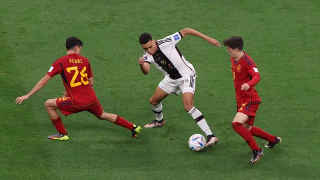 Pedri i Gavi pokušavaju da oduzmu loptu Masijali