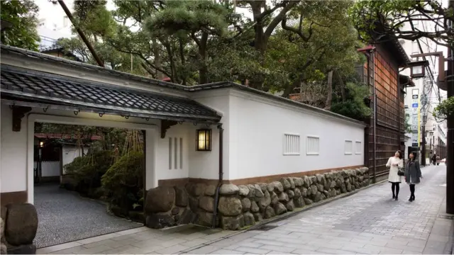 Posetioci Nagate mogu da rezervišu mesto u rjoteijima u distriktu Furumači da bi gledali kako nastupa gejgi