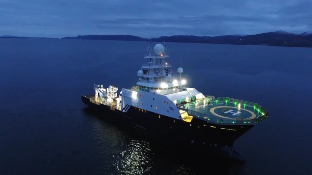 El Petrel, con su helipuerto