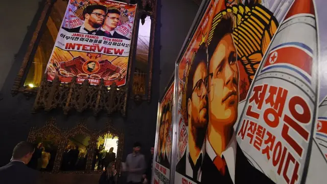 2014년 12월 11일 미국 캘리포니아주 로스앤젤레스 에이스 호텔 극장에서 개봉된 영화 '인터뷰'의 시사회 포스터. 인터뷰는 CIA의 김정은 암살 음모에 관한 코미디 영화다