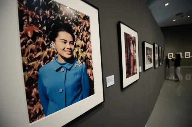 พระฉายาลักษณ์สมเด็จพระนางเจ้าสิริกิติ์ พระบรมราชินีนาถ ฝีพระหัตถ์พระบาทสมเด็จพระปรมินทรมหาภูมิพลอดุลยเดช เมื่อครั้งเสด็จเยือนนานาในทวีปยุโรป เมื่อปี พ.ศ. 2509