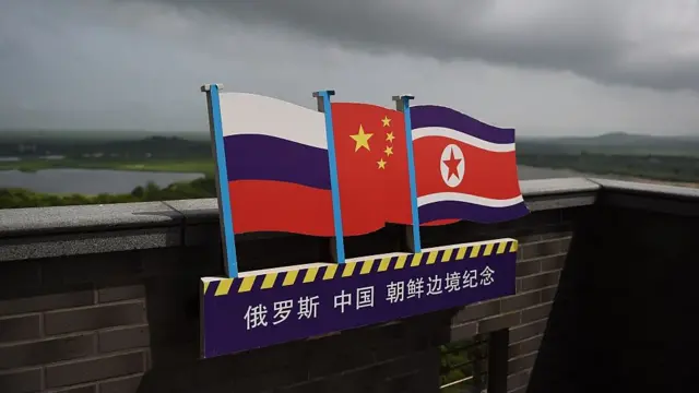 Bandeiras da Rússia, da China e da Coreia do Norte