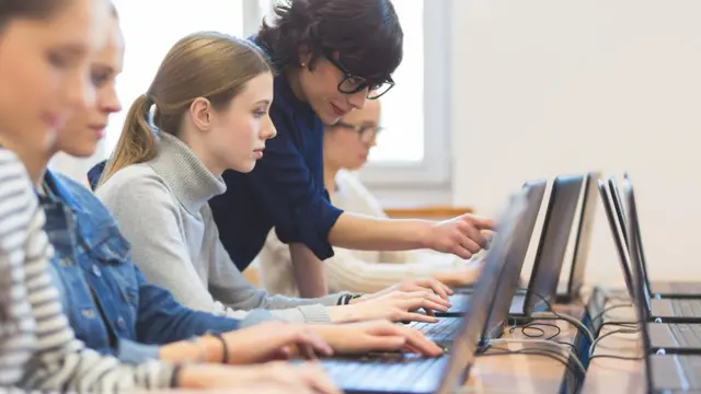 Студентки за компьютерами в классе