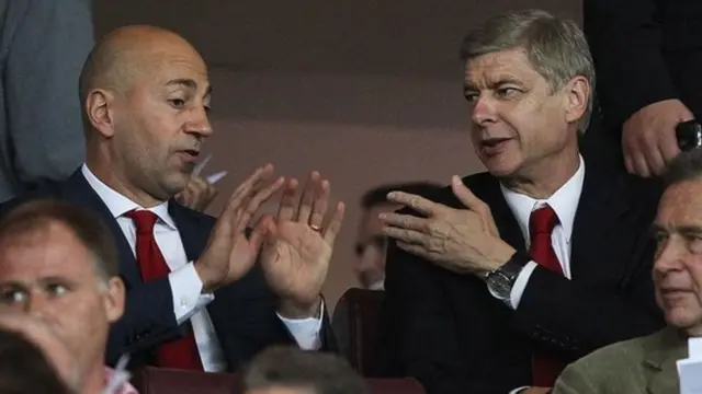 Ivan Gazidis kushoto na Arsene Wenger kulia