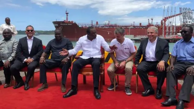 Onyeisiala Kenya bụ Uhuru Kenatta na ndị okwu ha na-ada ụda na Kenya
