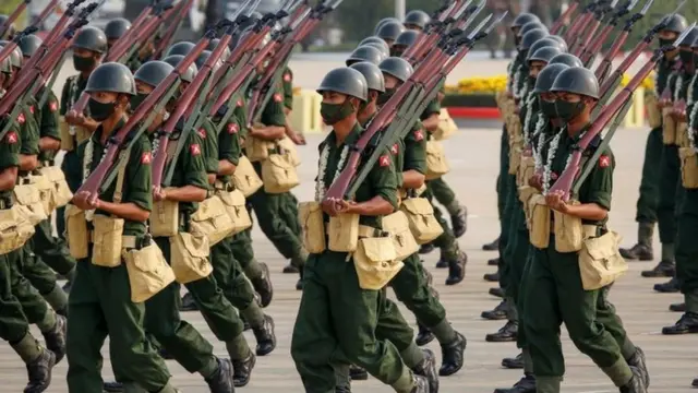 மியான்மர்: போராட்டங்களுக்கு இடையே கொண்டாட்டத்தில் ஈடுபட்ட ஜெனரல்கள்