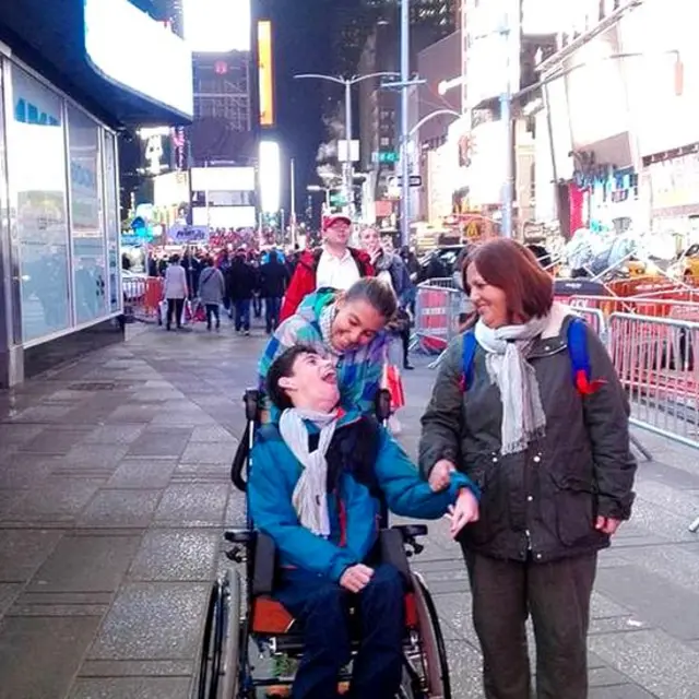 Pablo junto a su mamá y una hermana en Nueva York.