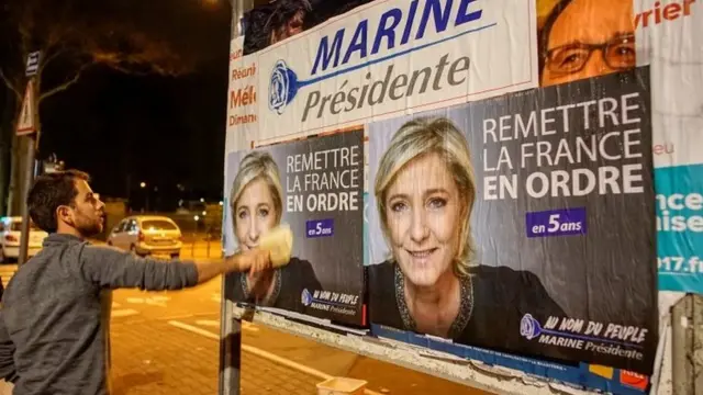 Un afiche de Marine Le Pen en la calle.