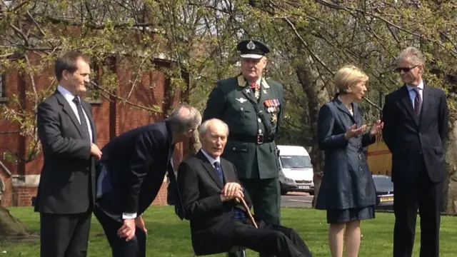 روننبرگ سال ۲۰۱۳ کنار یادمانی که در لندن به مناسبت عملیات‌شان ساخته شد از دوستان و سایر مبارزان یاد کرد