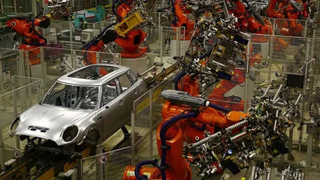 Una línea de ensamblaje robótico en la planta de producción de automóviles BMW de Oxford.