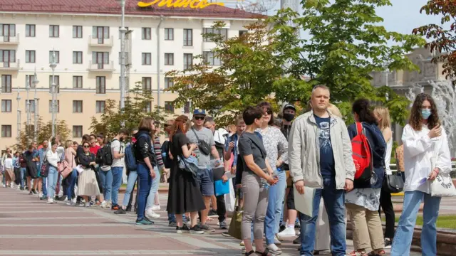 Граждане выстроились в очередь в Центризбирком с жалобами на нерегистрацию Бабарико и Цепкало