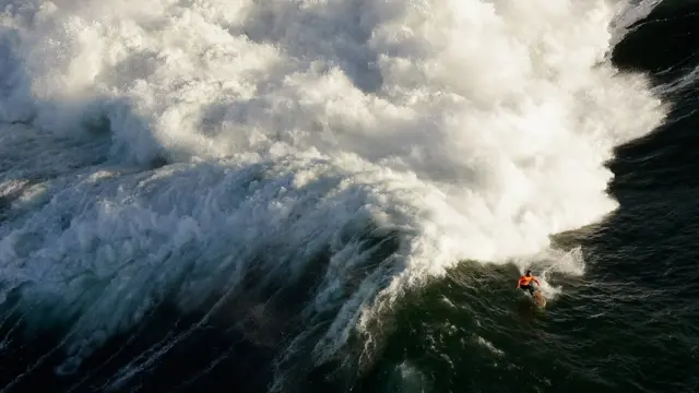 Surfista hombre en el torneo por invitación de Mavricks