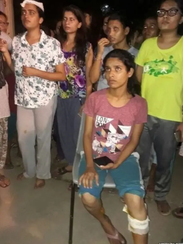 आंदोलन करणाऱ्या विद्यार्थिनी