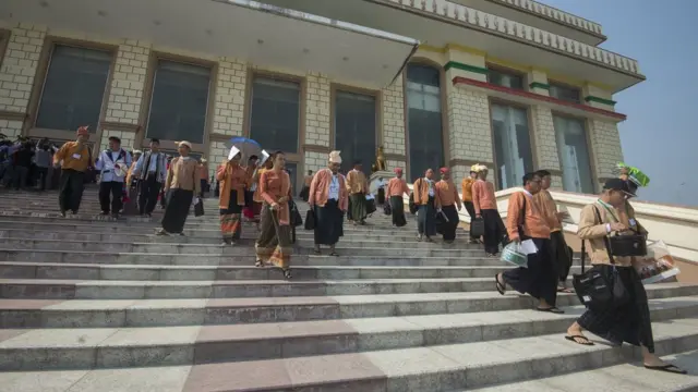 နိုင်ငံတော်သမ္မတရဲ့ လုပ်ပိုင်ခွင့်ကို လျှော့ချထားတဲ့ ပုဒ်မ လေးခု ကြံ့ခိုင်ရေးပါတီ မူကြမ်းမှာပါဝင်